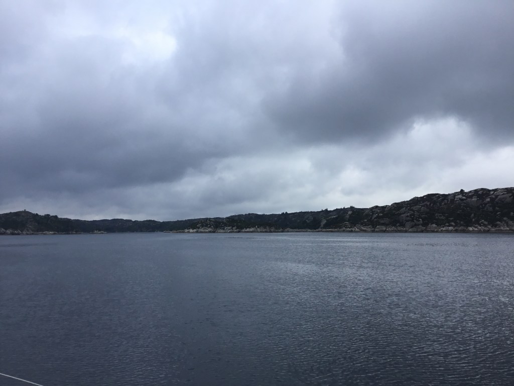 Gratis bilde: Sol bak hvite skyer på blå himmel med solstråler gjennom skyer, image size:1024x768